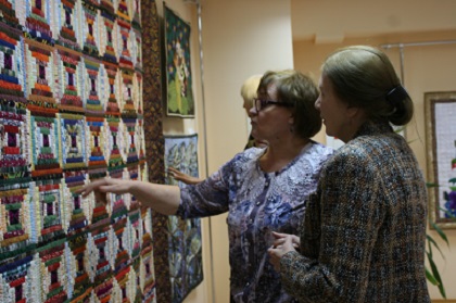 В Алтайском государственном Доме народного творчества начал работу клуб мастеров лоскутного шитья «Лоскутная пятница».