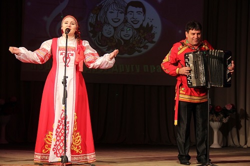 27 сентября в Топчихинском центральном Доме культуры состоялась краевая встреча творческих семей «Подарим друг другу праздник».