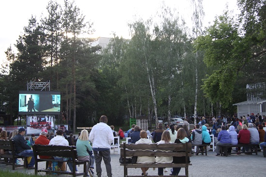 12 июня 2017 г. на территории спорт-парка Алексея Смертина состоялся конкурсный показ IV Международного фестиваля уличного кино.