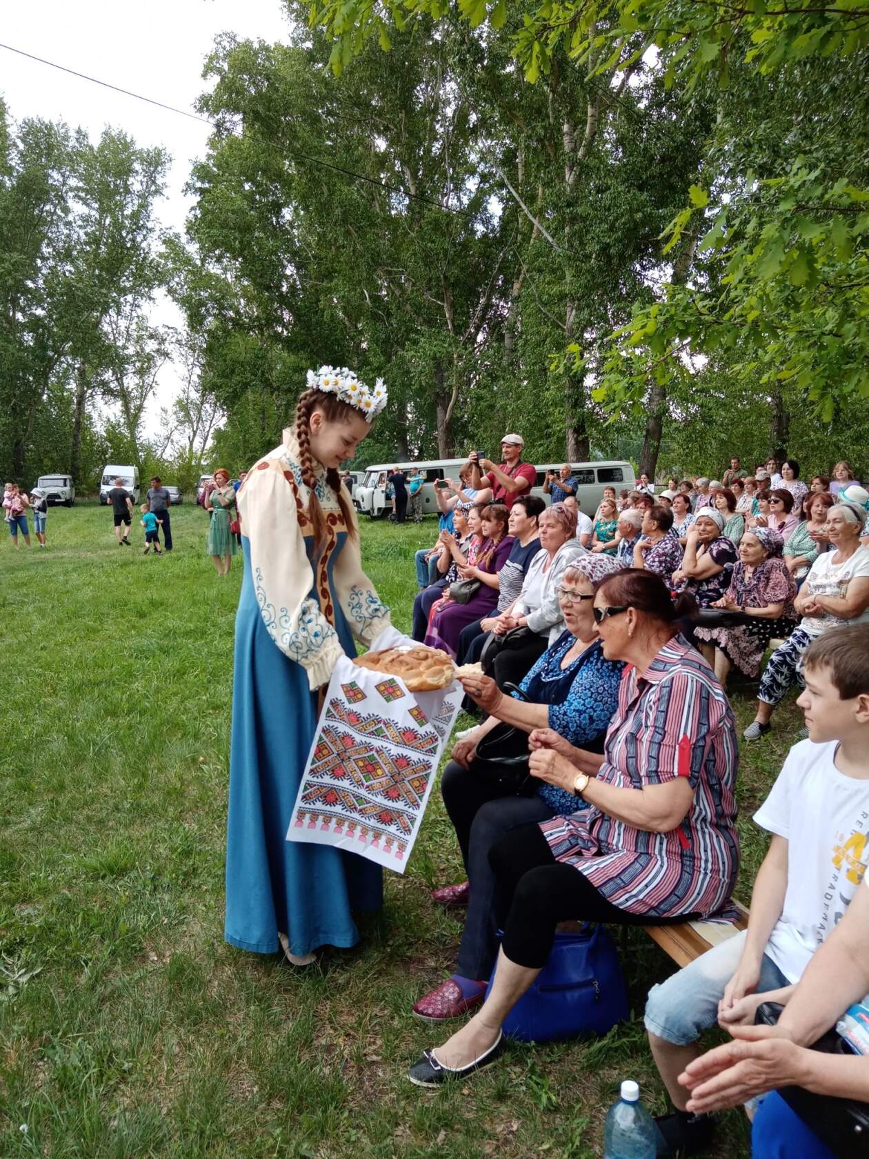 В Целинном районе 22 мая прошёл XV районный фестиваль народного творчества  «Мы — славяне!», посвящённый Дню славянской письменности и культуры —  АЛТАЙСКИЙ ГОСУДАРСТВЕННЫЙ ДОМ НАРОДНОГО ТВОРЧЕСТВА