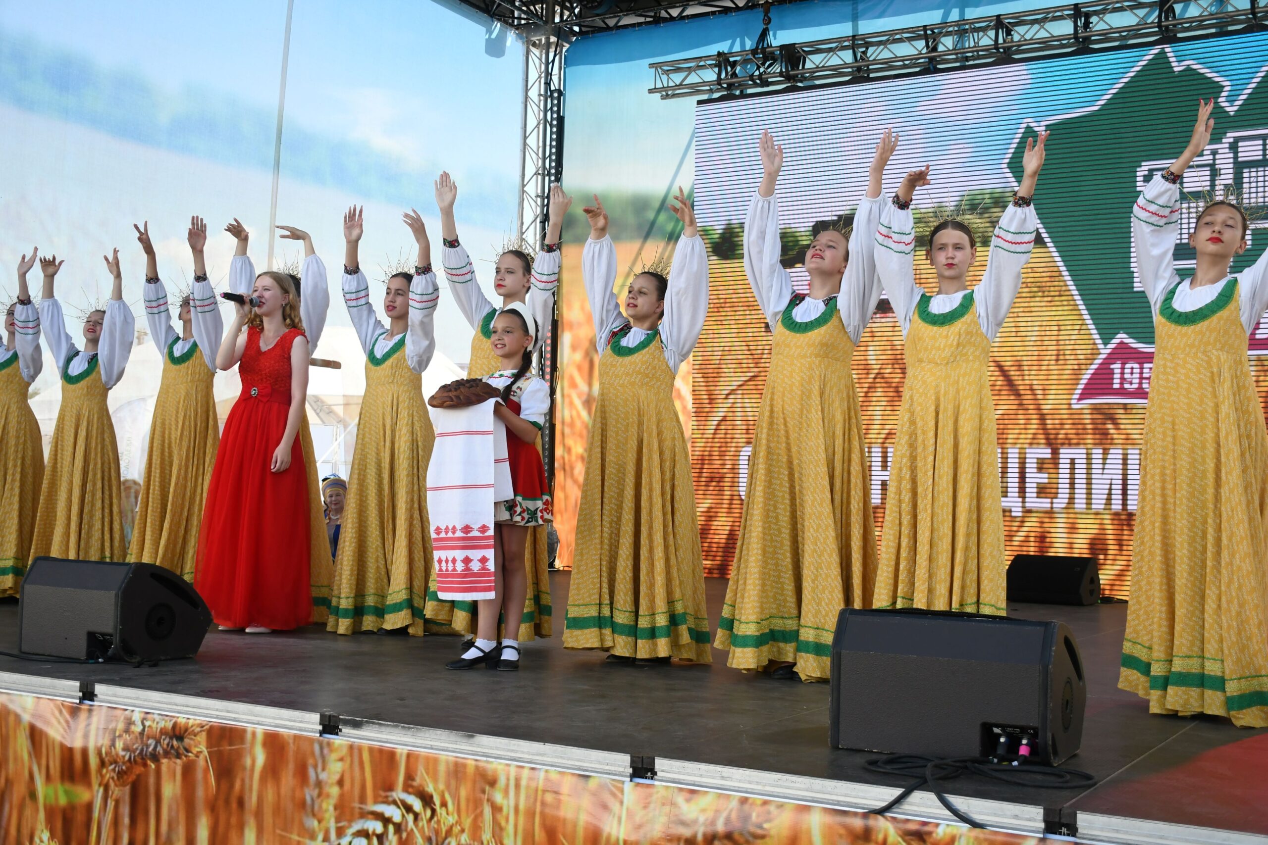 Творческие коллективы Алтайского края выступили с концертом на Межрегиональном агропромышленном форуме «День сибирского поля – 2024»