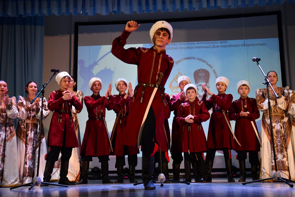 «Любо!»: в Барнауле прошёл фестиваль казачьей песни «Никола Зимний»