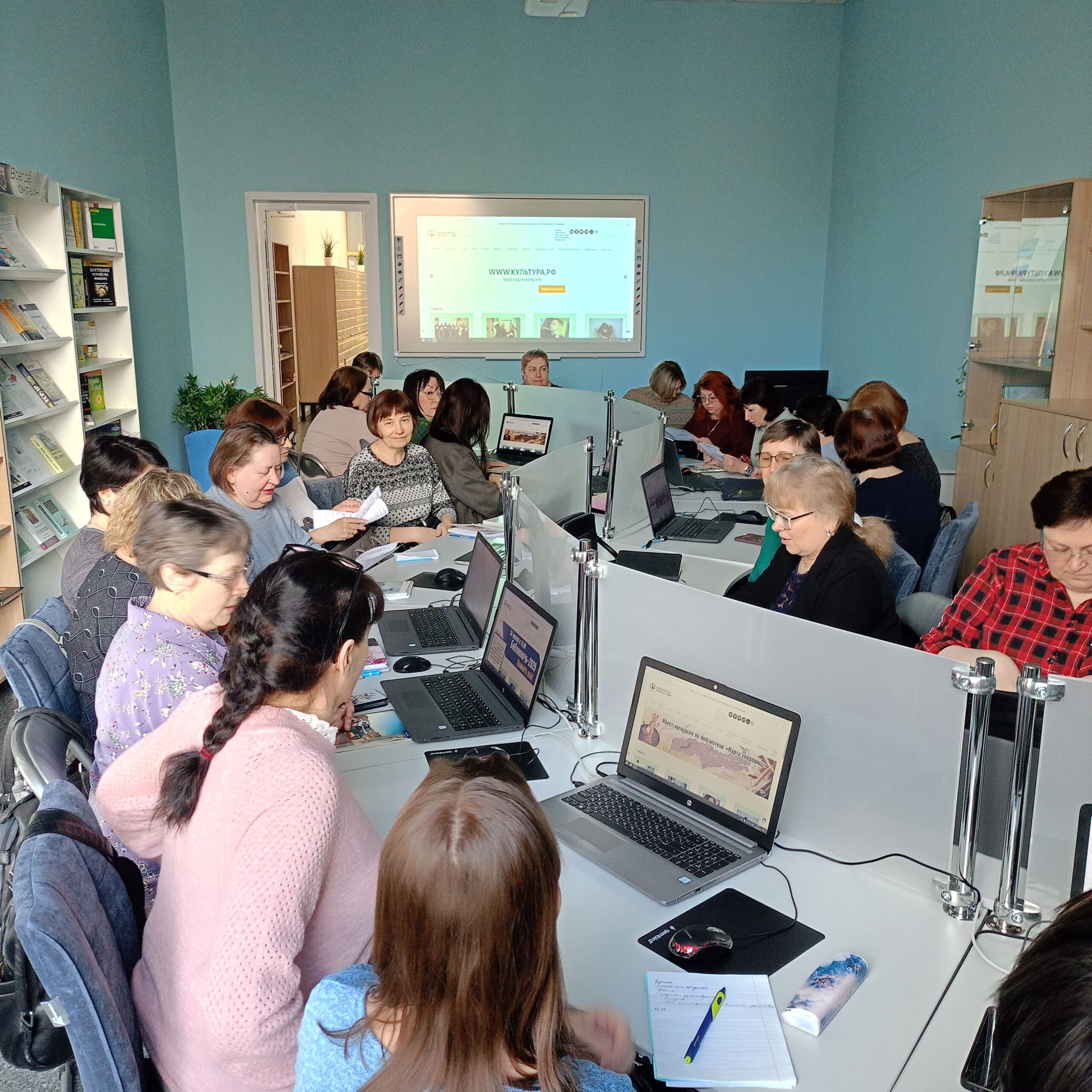 От выгорания — к вдохновению: в АГДНТ обучили библиотекарей со всего края