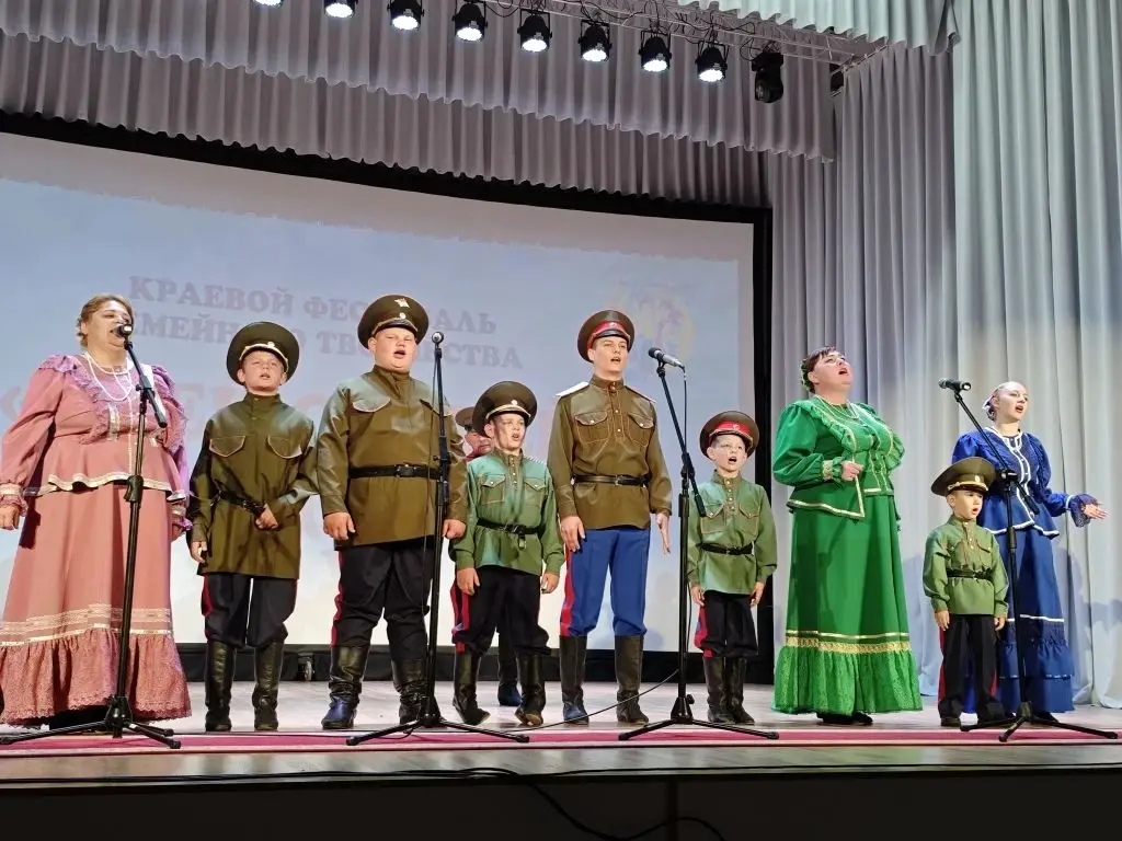 «Всей семьёй на сцену»: в Романовском районе выступили команды 18 муниципалитетов